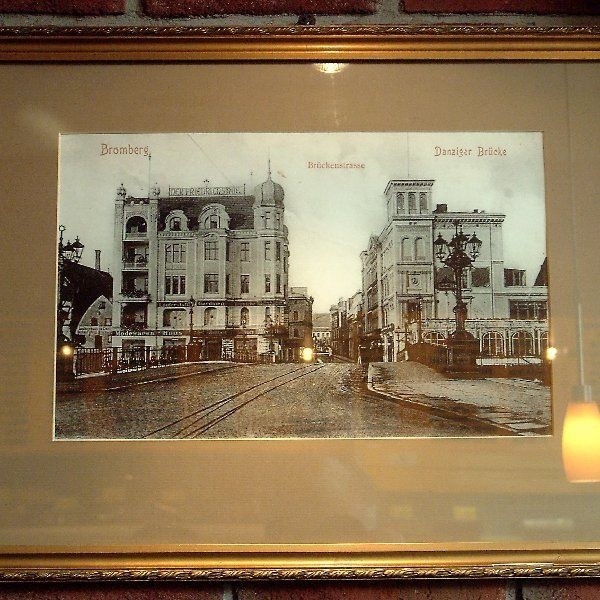 Ulica Mostowa z pierwszej połowy XX w. Tę  fotografie można oglądać w cukierni Adama  Sowy