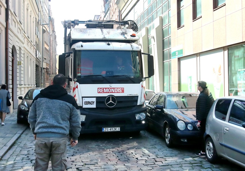 Wolna amerykanka w centrum miasta. Zobacz jak wygląda parkowanie na szczecińskiej starówce [ZDJĘCIA]