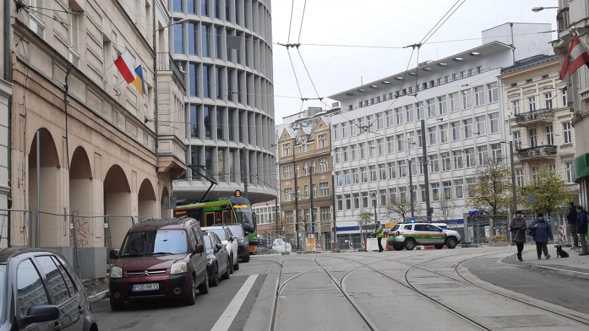 Wstrzymanie ruchu tramwajowego w centrum Poznania. Kierowca zaparkował na zakręcie