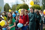 Mnóstwo osób na Marszu dla Autyzmu w Nowinach w powiecie kieleckim. Było kolorowo i z balonami. Zobacz zdjęcia