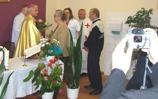 Pensjonariusze domu opieki wręczyli biskupowi w podzięce piękny bukiet kwiatów.