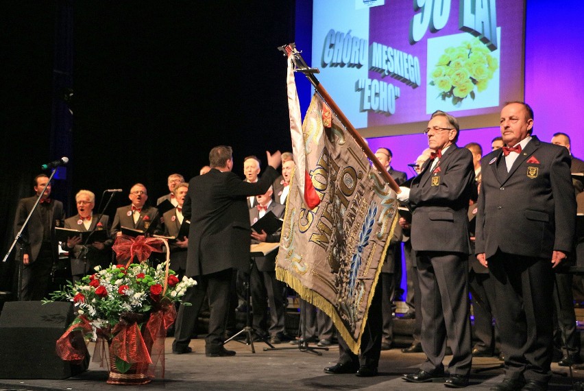 Na scenie teatru w Grudziądzu odbył się jubileuszowy koncert...