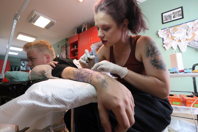 Tatuażysta musi mieć nie tylko zdolności manualne, ważne są precyzja i cierpliwość