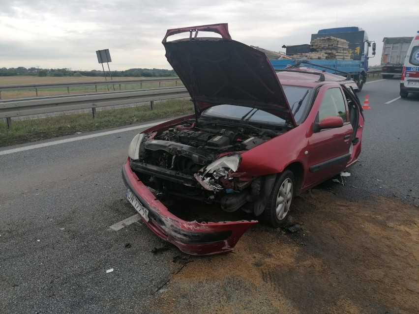 Groźny wypadek tuż pod Wrocławiem. Auto zmasakrowane