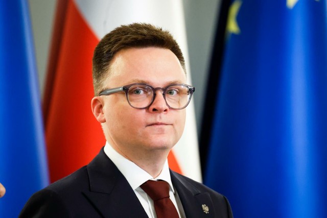 Posłowie PiS Krzysztof Szczucki i Paweł Jabłoński zarzucili marszałkowi sejmu Szymonowi Hołowni bezprawne stwierdzenie wygaśnięcia mandatów poselskich Mariusza Kamińskiego i Macieja Wąsika