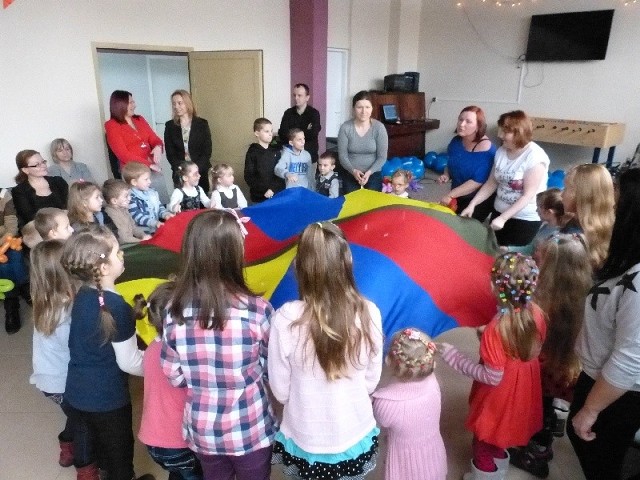 Zabawa choinkowa, w której udział wzięło około 30 dzieciaków, odbyła się w budynku Świetlicy Jutrzenka w Staszowie