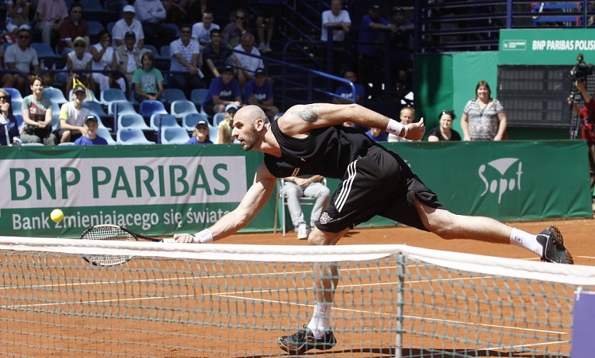 Marcin Gortat gra w tenisa