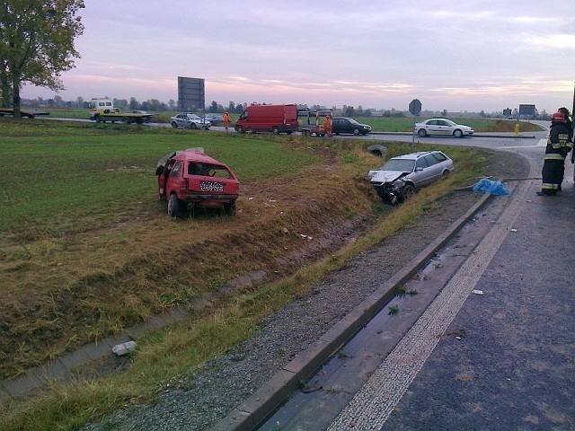 Opel zderzyl sie z audi. Zginelo dwoje mlodych ludzi.