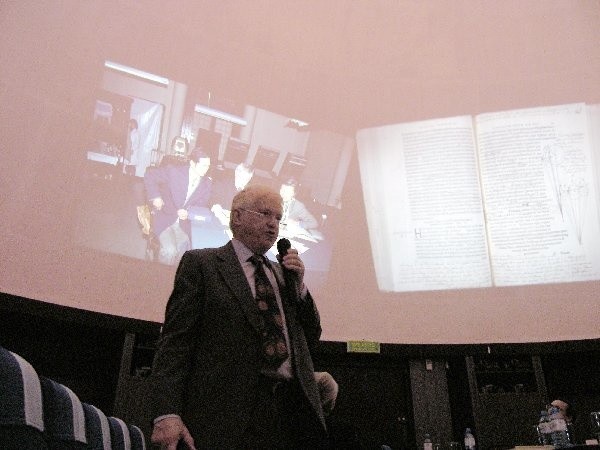 Owen Gingerich podczas sobotniego wykładu  w toruńskim Planetarium.