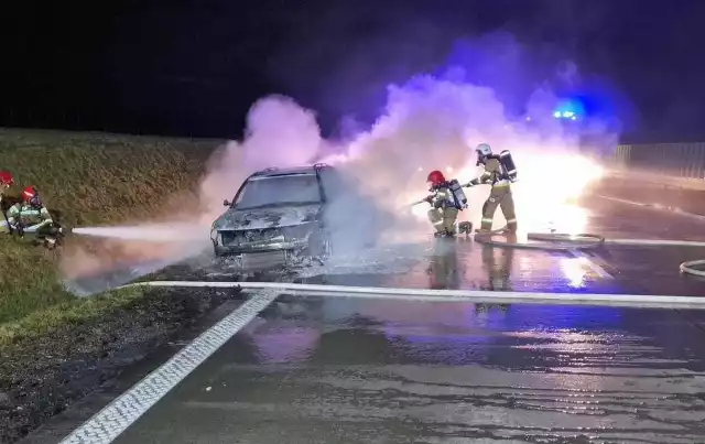 Pożar auta osobowego na autostradzie A4 na Dolnym Śląsku. Doszło do niego w piątkowy wieczór - 23 grudnia 2022