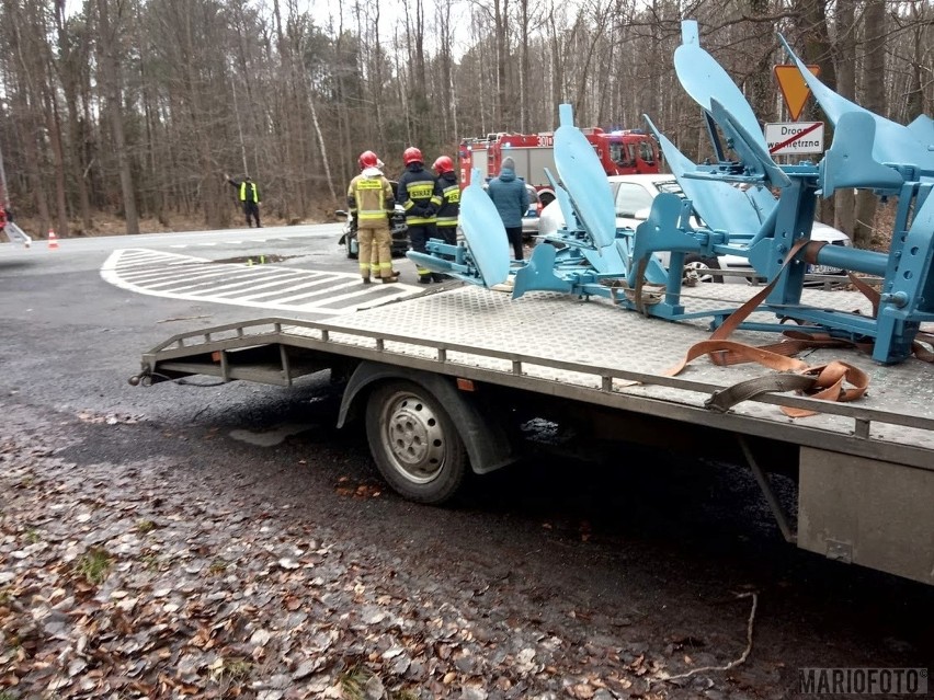 W Jełowej zderzyły się dwa samochody osobowe i bus z lawetą.