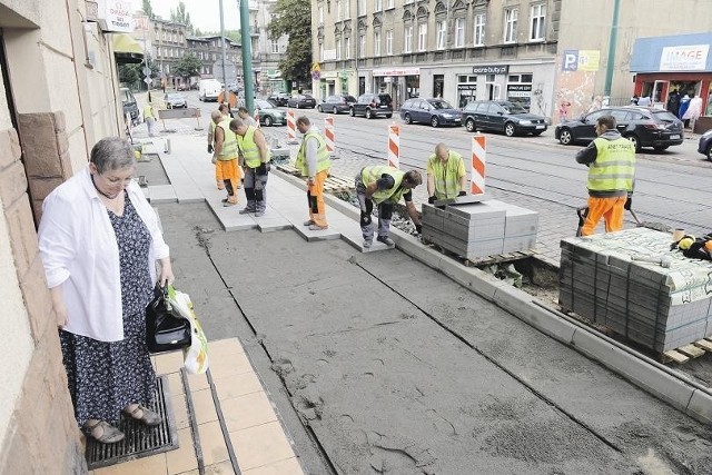 Remont chodnika przy ul. 28 Czerwca 1956 r. ma potrwać do połowy września