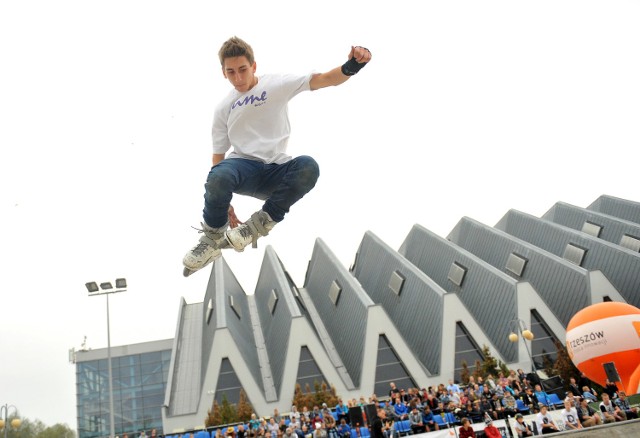 Zawody rolkowe w rzeszowskim skateparku.