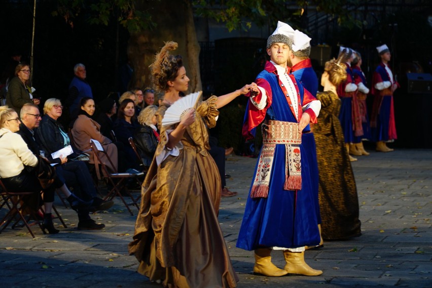 Podczas pokazu unikalnych strojów ludowych Wielkopolski...