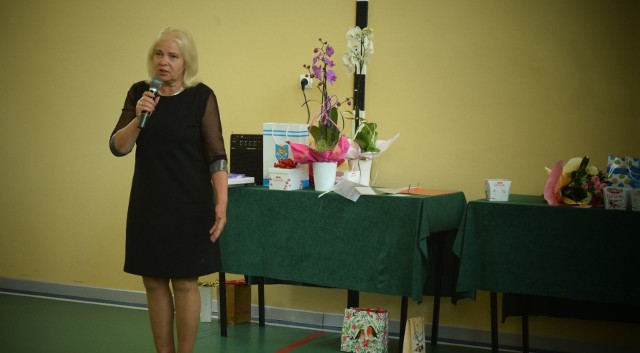 Elżbieta Krupa funkcję dyrektora Szkoły Podstawowej imienia Mikołaja Reja w Topoli pełniła od 2004 roku. Posiada trzydziestotrzyletni staż pedagogiczny