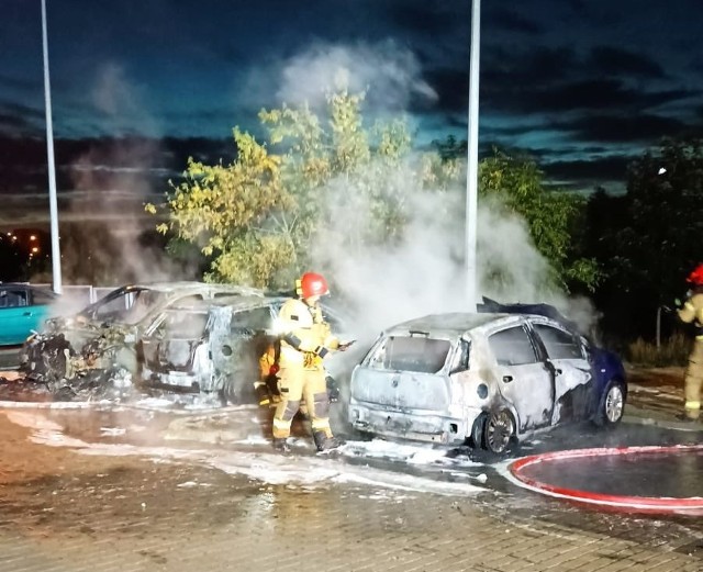 Pożar samochodów w Gdańsku Chełmie zauważono około godz. 2 w nocy. Mimo wezwania strażaków i akcji gaśniczej trzy pojazdy spłonęły doszczętnie.