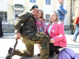 Przysięga nowych żołnierzy  Dobrowolnej Zasadniczej Służby Wojskowej w Białymstoku. Rodziny są z nich bardzo dumne. Zobacz zdjęcia