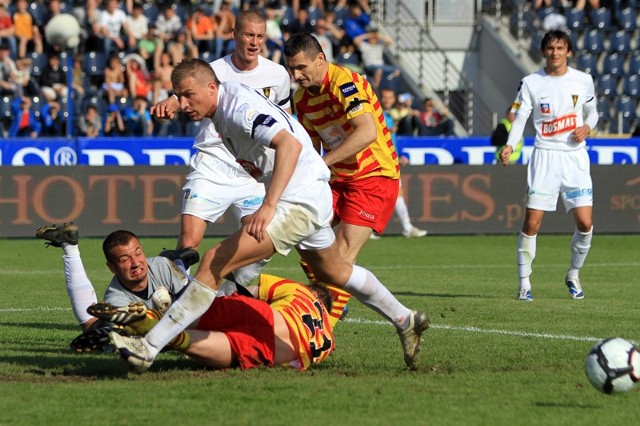 Tak było niespełna 2,5 roku temu. Jagiellonia Białystok (żółto-czerwone stroje) w Bydgoszczy pokonała Pogoń Szczecin 1:0 w finale Pucharu Polski. Powtórka jutro w meczu ligowym mile widziana.