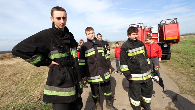 W sobotę strażacy doglądali pogorzeliska. Pilnowali, aby znowu nie pojawił się ogień. Przeszukali też pole wypatrując brakującego sprzętu.