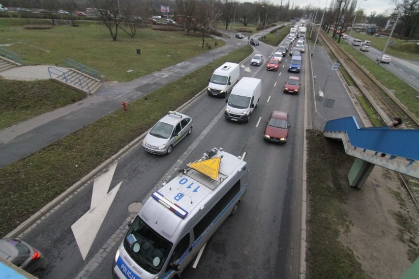 Wypadek na Krakowskiej, kierowca opla uderzył w wiadukt