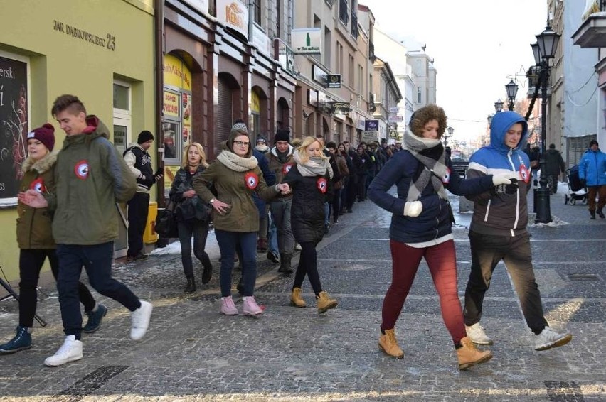 Maturzyści zatańczyli poloneza na Starym Mieście w Tczewie [ZDJĘCIA]