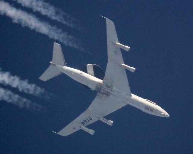 Natowski samolot wczesnego ostrzegania Awacs. W Dęblinie będzie można zwiedzić samolot, w Radomiu zobaczyć jedynie maszynę podczas niskiego przelotu.