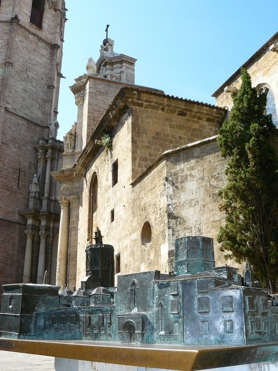 Miniatura katedry w Walencji. Na drugim planie katedra.