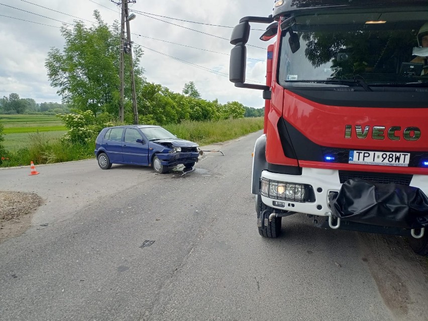Zderzenie dwóch samochodów w Zagajówku w powiecie pińczowskim. Kobieta w ciąży trafiła do szpitala