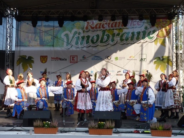 Występ 30-osobowego Zespołu Pieśni i Tańca „Morawica” podczas Winobrania zachwycił publiczność. Rozśpiewani, barwnie ubrani artyści porwali do tańca Słowaków.