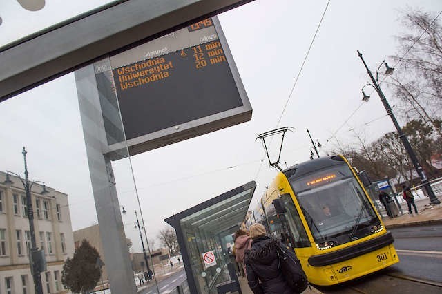 Tablice Systemu Informacji Pasażerskiej w większości działają już poprawnie. Nadal niezastąpiony wydaje się jednak tradycyjny rozkład jazdy