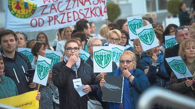 Strajk nauczycieli został przerwany, ma być wznowiony od września. Wielu pedagogów obecnie podjęło strajk tzw. włoski, czyli wykonuje minimum swoich obowiązków. 