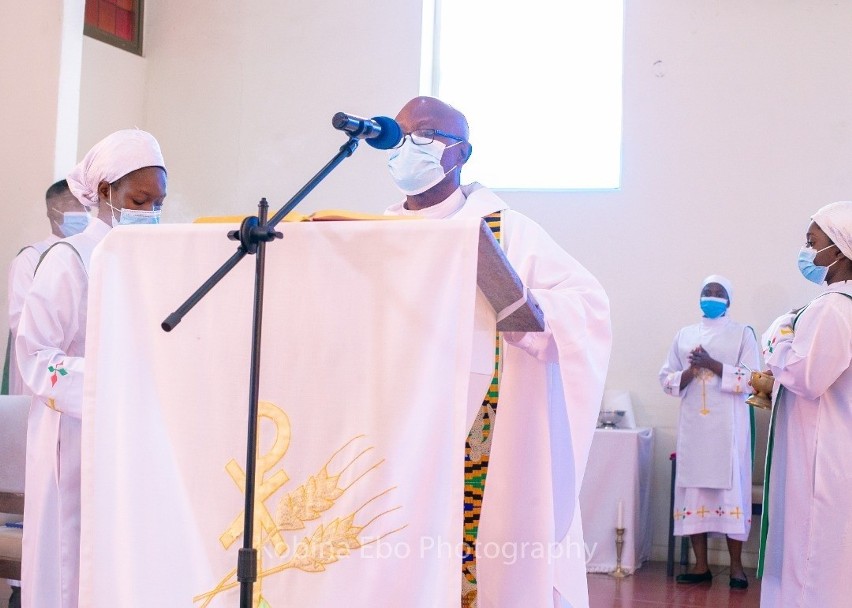 Ksiądz arcybiskup Henryk Jagodziński z diecezji kieleckiej udzielił sakramentu bierzmowania w Ghanie [ZDJĘCIA] 