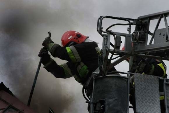 Płonie poddasze domu mieszkalnego w miejscowości Gatne. Strażacy wciąż walczą z ogniem.