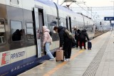Kolej wychodzi z popandemicznego dołka, i to jak! W 2022 roku Polacy pokochali podróże pociągami. Przewozy pasażerskie najwyższe w XXI wieku