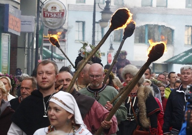 Zgodnie ze słowiańską tradycją, uczestnicy szczecińskiej Kupały skakali przez ognisko, wzniecone tzw. Żywym Ogniem, rozpalonym za pomocą świdra ogniowego.