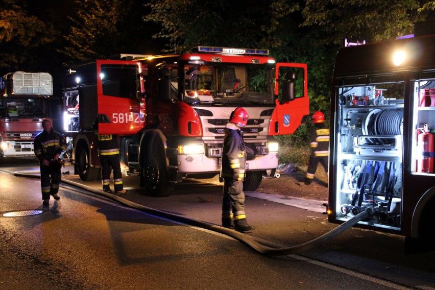 Groźny pożar w Rybniku. Paliło się 14 samochodów