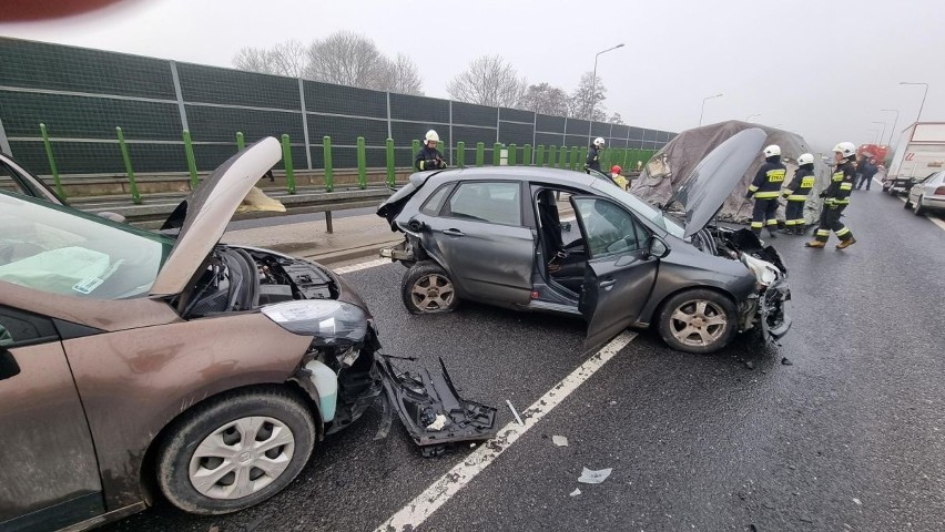 Karambol miedzy Cedzyną a Kielcami. Zderzyło się wiele aut, aż 40! Wielu rannych. Duże utrudnienia na krajowej trasie 74. Wyznaczono objazdy