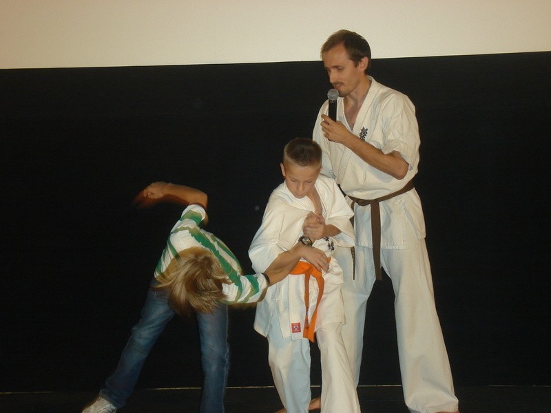 W roki instruktora wystąpił adept karate Norbert, a pomagał...