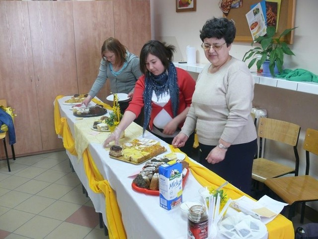 Paulina Przydatek (pierwsza z lewej) i Paulina Stępniewska oraz opiekunka Elżbieta Krawczyk prezentują sprzedawane podczas akcji ciastka.