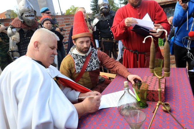 W sobotę starosta Zamku Dybów i komtur Zamku Krzyżackiego zasiedli przy jednym stole i podpisali uroczyste porozumienie o współpracy między dwoma toruńskimi zamkami. Następnie historyczny orszak przeszedł ulicami Przedzamcza i Szeroką, przez Plac Rapackiego i Most im. Józefa Piłsudskiego do Zamku Dybów, gdzie zorganizowano średniowieczny festyn.