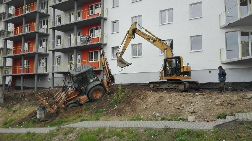 Znów "ale urwał" na ul. Kusocińskiego. Koparka spadła ze skarpy