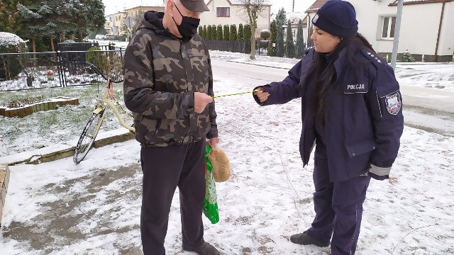 W ramach akcji „Odblaski ratują życie” policjantki z Sępólna Krajeńskiego rozdawały mieszkańcom kolorowe odblaskowe opaski i zawieszki fluorescencyjne