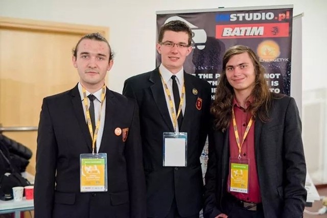 Od lewej: Artur Jamro, Wojciech Żdżarski i Arkadiusz Szczepanek mają szansę pokazać swój wynalazek w Brukseli. Potrzebują pomocy