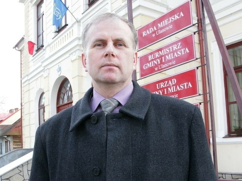 Stanisław Garbacz został wybrany na kolejną kadencję burmistrza Ulanowa. Strzelił korek od szampana