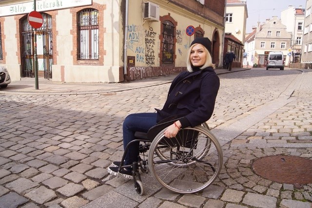 Dziennikarka sprawdzała, jak w Opolu żyje się osobom poruszającym się na wózkach. 
