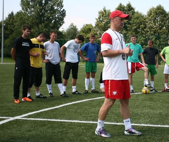 Dariusz Dźwigała poprowadził pierwszy trening Radomiaka. Jednym z nowych graczy był Wojciech Wociał (w tle pierwszy z lewej).