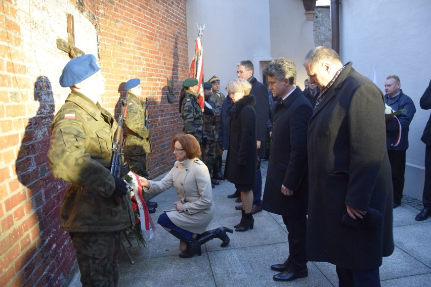 Obchody Narodowego Dnia Pamięci Żołnierzy Wyklętych przed pomnikiem Armii Krajowej w Kielcach