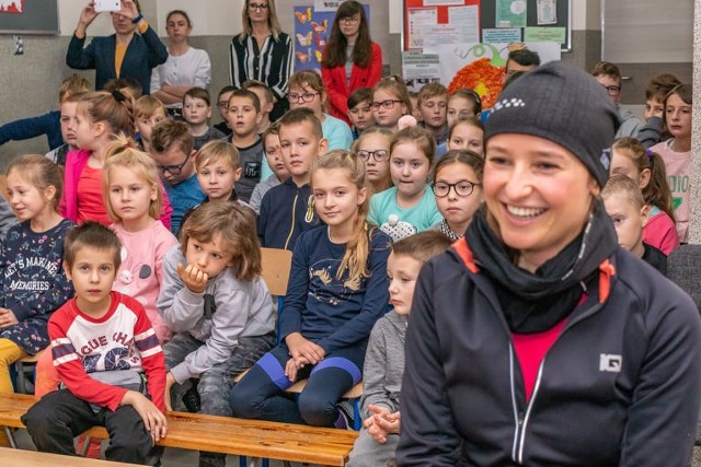 Miłka Raulin na trasie II Rajdu rowerowego Południe - Północ odwiedziła uczniów ze Szkoły Podstawowej w Mstyczowie