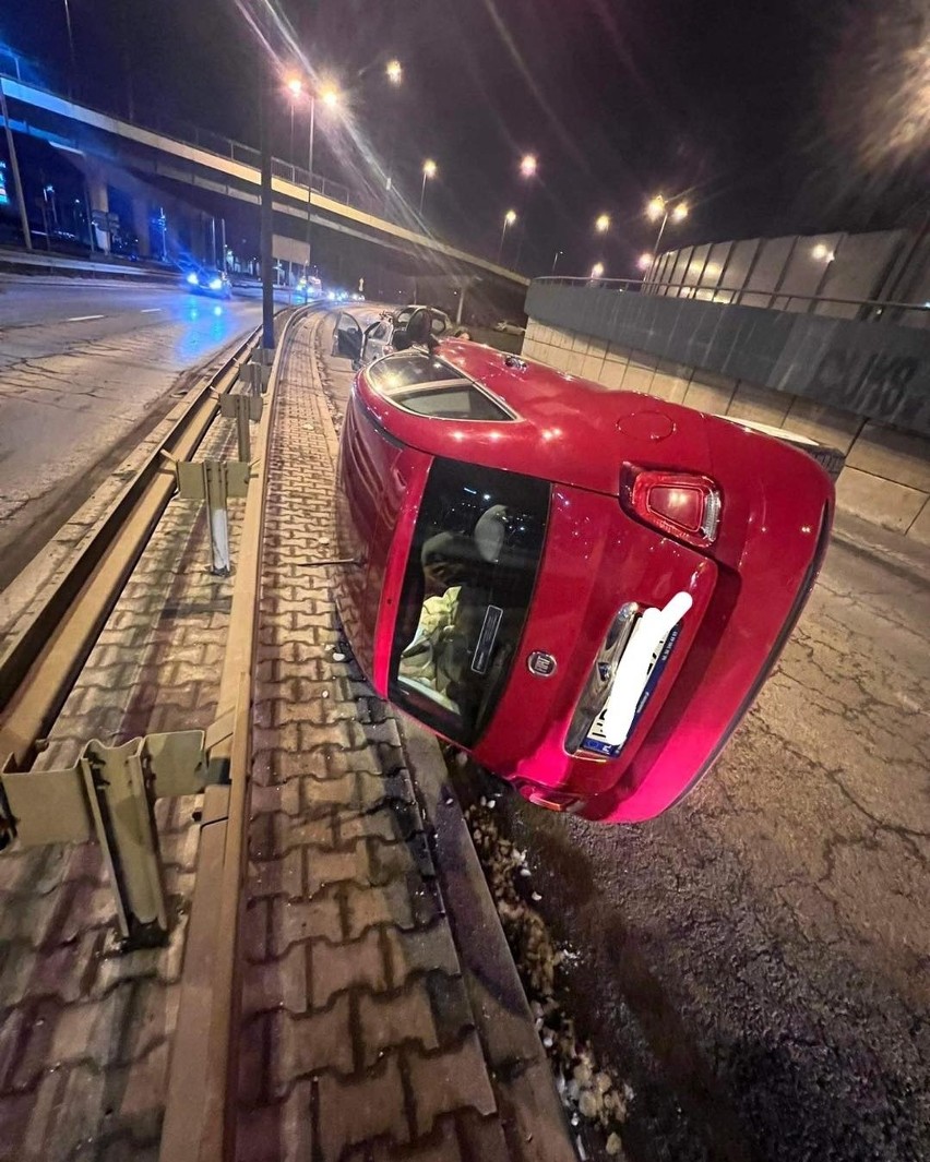 Kraków. Lot samochodu na ulicy w centrum miasta. Wylądował na boku