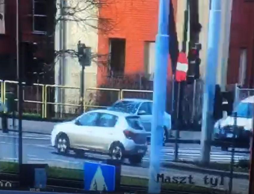 Jechali na "czerwonym" na rondzie Fordońskim w Bydgoszczy. Policja ukarała ich mandatami [zdjęcia]